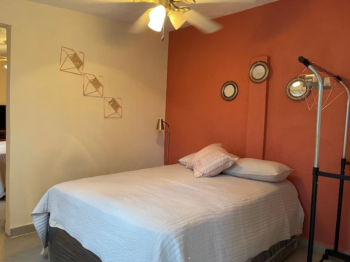 Cuarto exterior 1 (cama matrimonial)