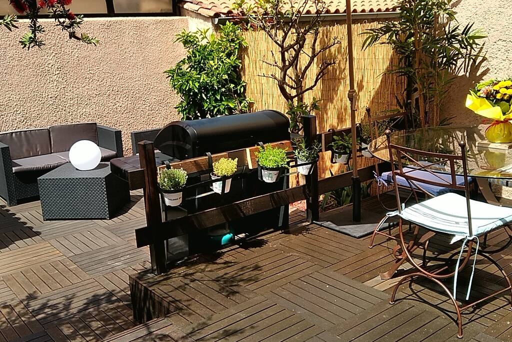 Salon de jardin, barbecue plancha au gaz
