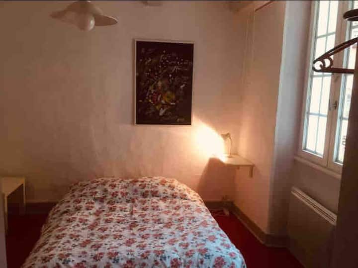 リビングルームを見下ろすダブルベッド1台の2階のベッドルーム 