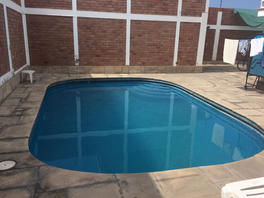 piscina en el área posterior de la casa.