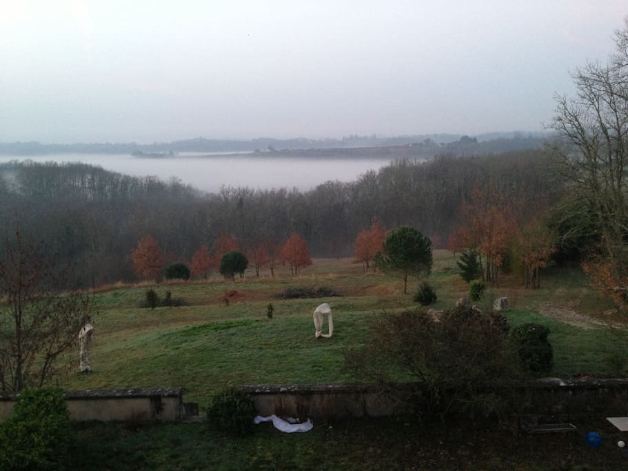 Vue sur les coteaux, un matin avec brume