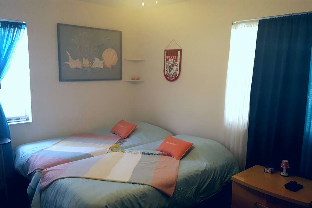 2 twin beds, can be joined.