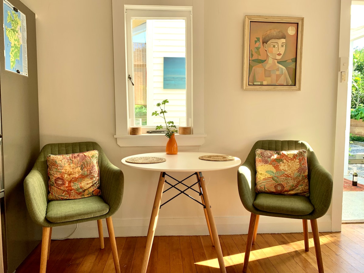 Successful Airbnb property: The Cottage on Weka in Waiheke Island