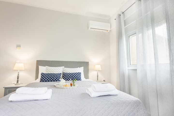 מיטת קווין סייז ארוכה במיוחד עם מצעים פרקליים 