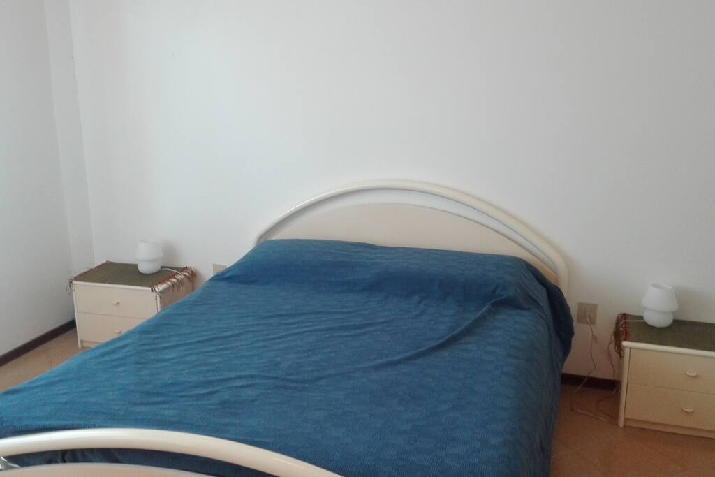 letto amplio, stanza luminosa