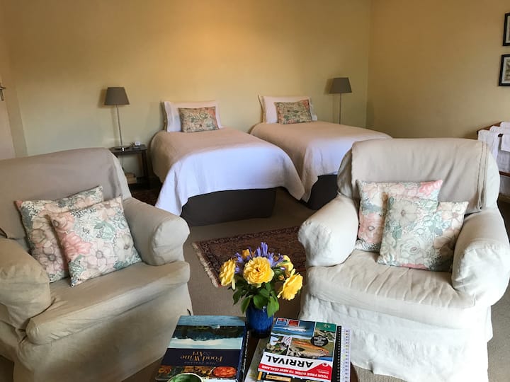 Има две единични легла или те могат да се превърнат в суперголямо двойно легло.