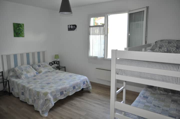 CHAMRE 1   
1 CAMA 140 Y 2 CAMAS SUPLETORIAS