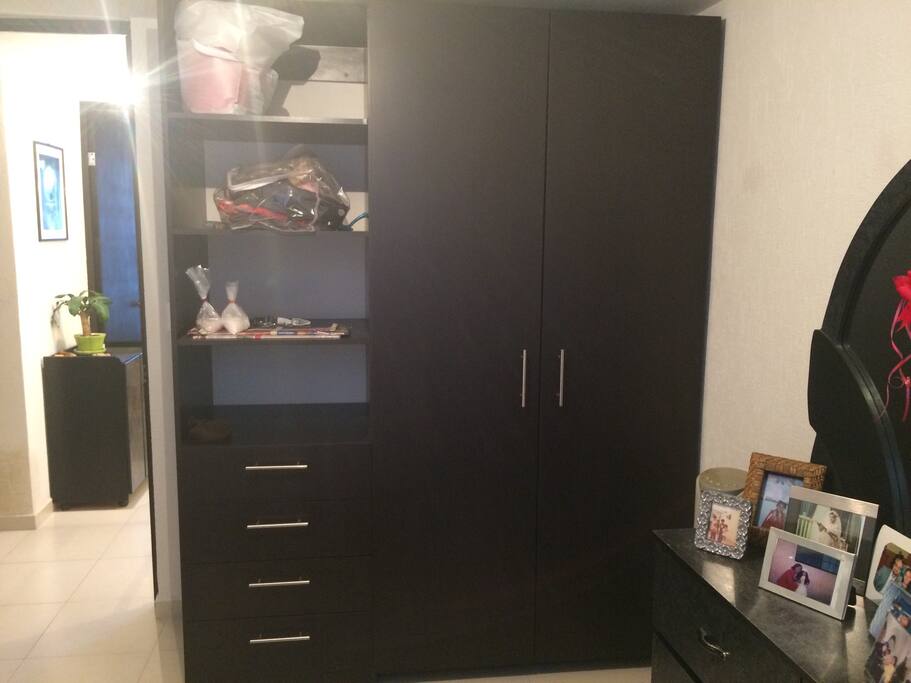 Closet amplio para estancias largas o espacio pequeño para maletas de paso.