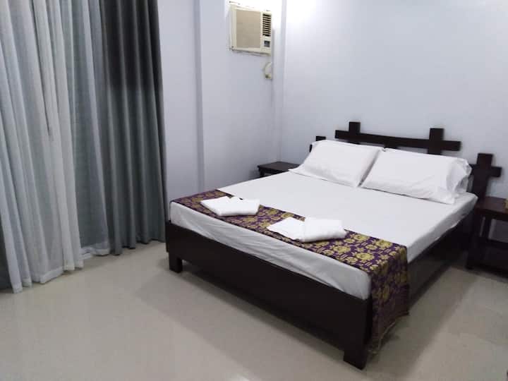 Спалната соба на мајсторот за брачни парови или осамени патници. 
Приземје