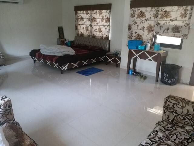 spacious and trendy 35'x17' room