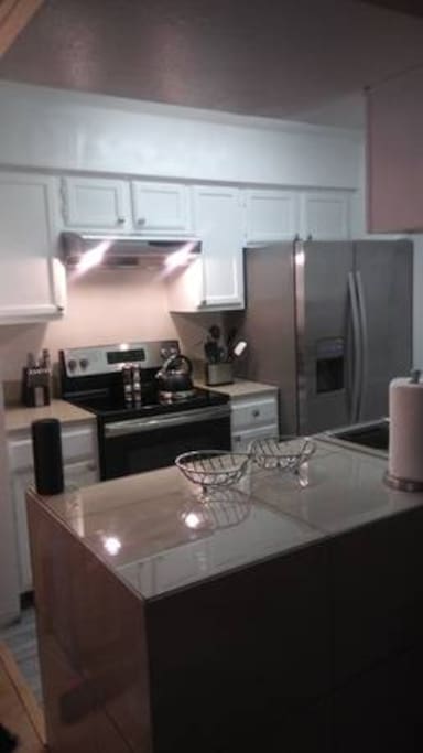 Full kitchen very clean