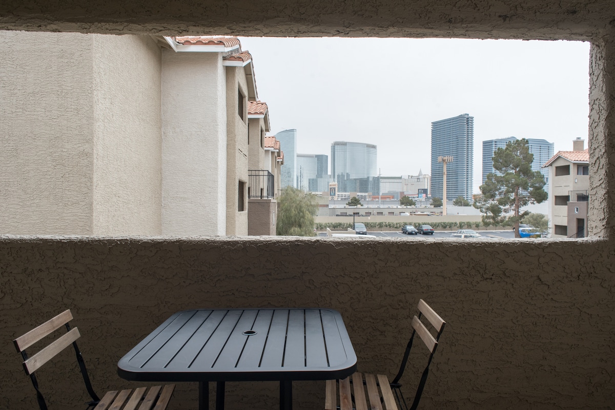 Beautiful 2BR/2BA, Gym & Pool, Room w/ Strip view