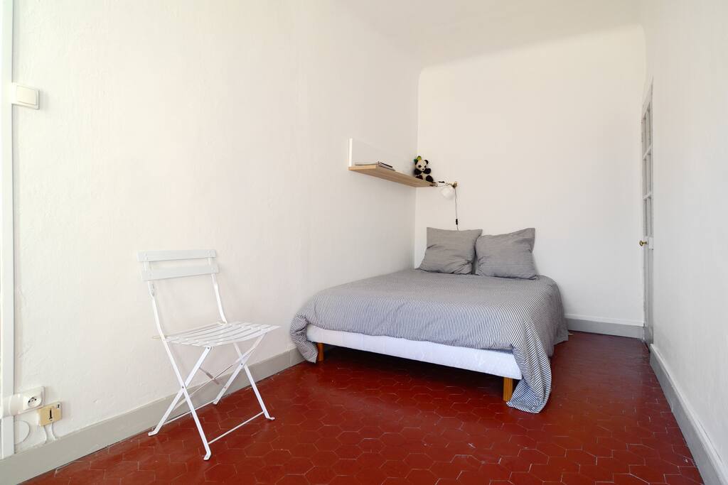 The master bed is a high-grade Bultex. Very confortable.
