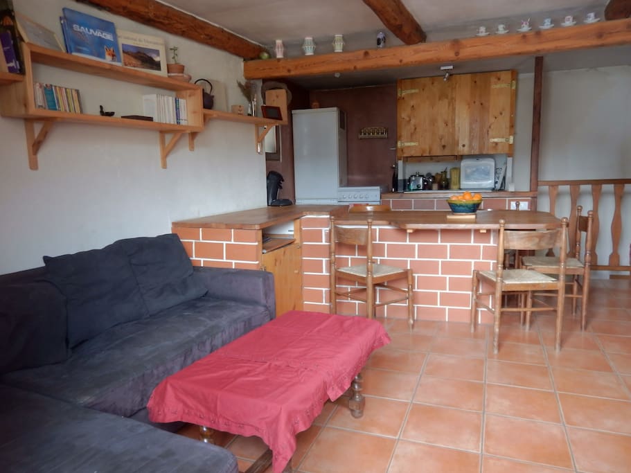 pièce ensoleillée, chaleureuse avec sa grande table en mélèze.