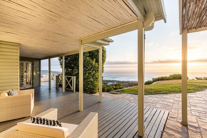 Luxurious Bungalow with Pool and Sea Views gallery image 5