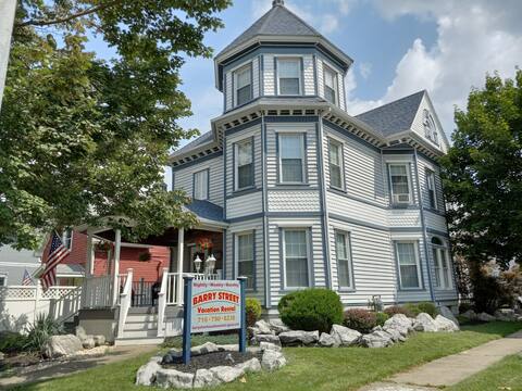 Barry Street Historical Home - The Entire Home
