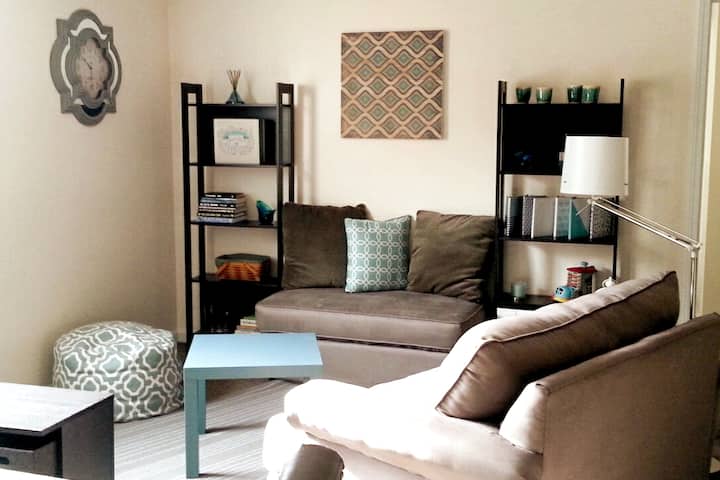 Vue de la salle à manger vers le salon. Sachez qu'il n'y a aucune télévision dans l'appartement.