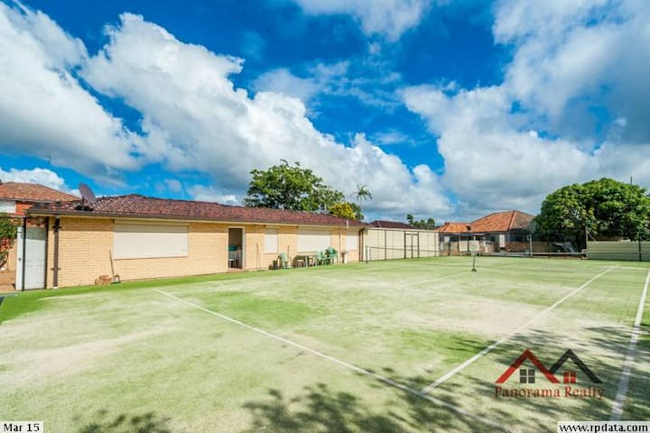 FREE Private Tennis Court 10 minutes form Airport