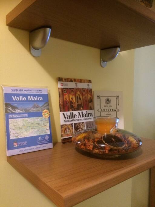Cartina con Mappa Valle Maira-Storia di Dronero-Arte e Cultura