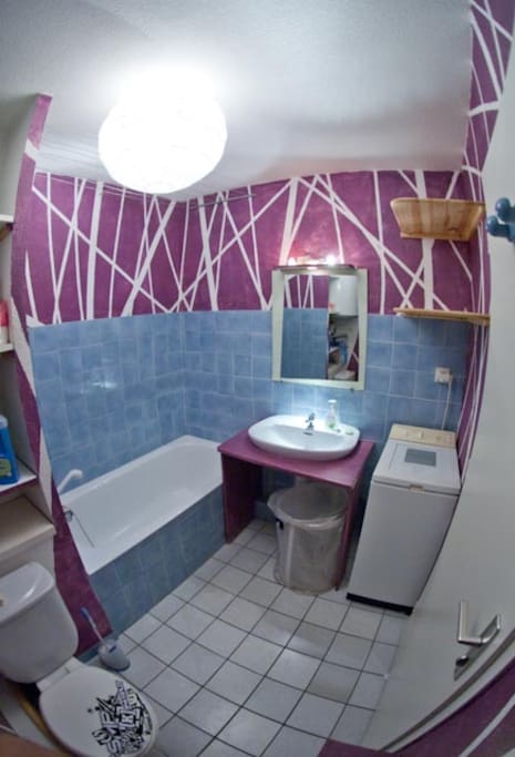 Salle de bain avec baignoire et lave linge / bathroom with bath and washing machine