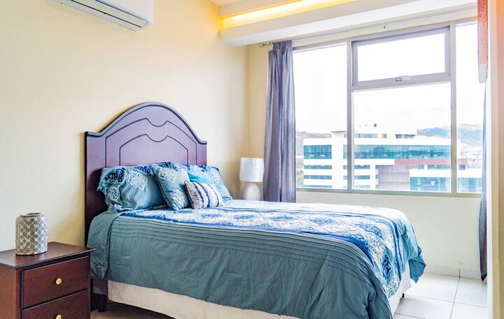 Habitación principal totalmente equipada, con aire acondicionado, y una cómoda cama queen. 

Fully equipped master bedroom, with air conditioning, and a comfortable queen bed.