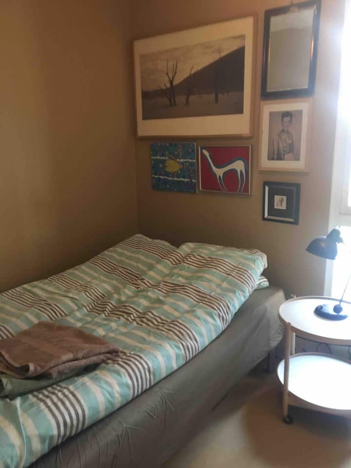 Spálňa s menšou posteľou doble 120 x 200 cm 