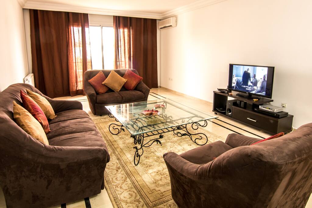 Grand salon avec une belle terrasse