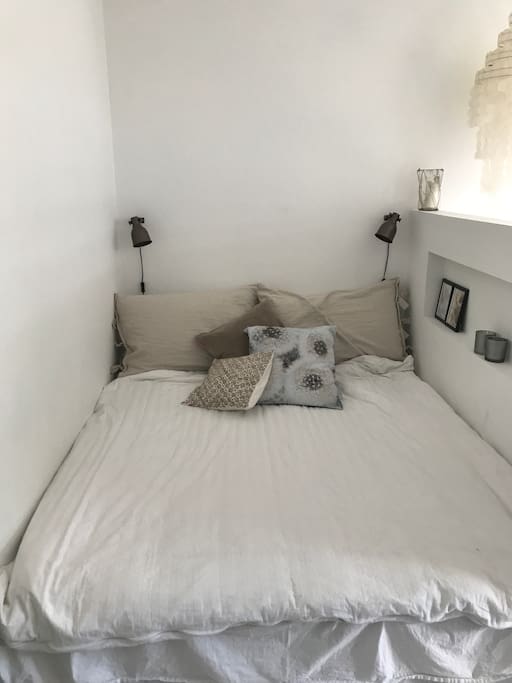 The bed. It's 160x200cm