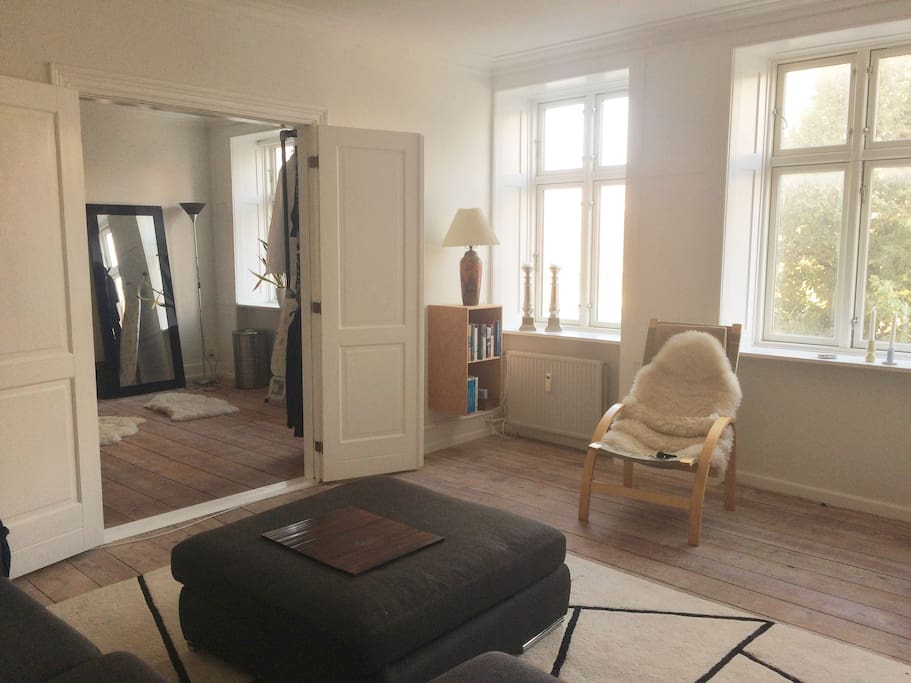 Bright living room with access to the spacious bedroom with a king size bed