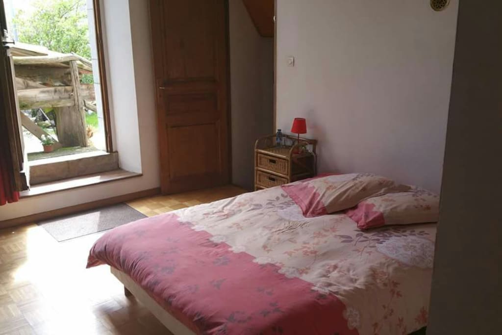 La chambre dispose d'une entrée indépendante