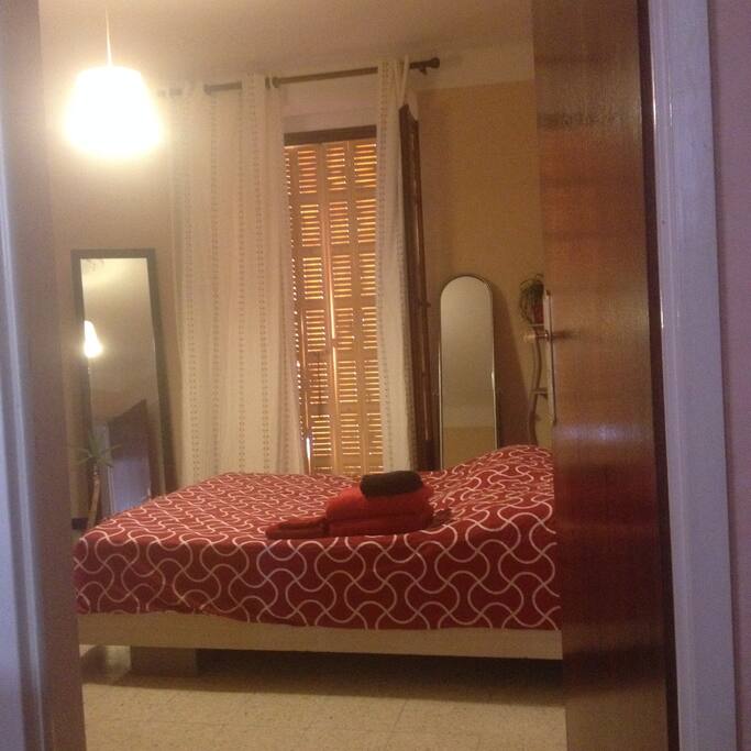 Nuit très agréable car noir + silence
wc et salle de bain en face de la chambre