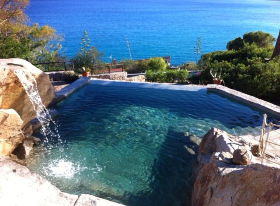 La "piscina nella roccia", la cascata sgorga dal granito!