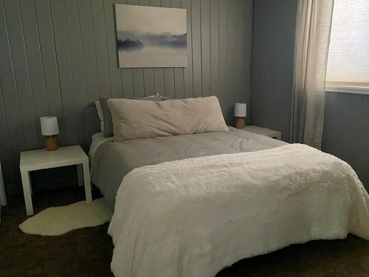 Camera da letto al piano 
di sotto (letto matrimoniale, armadio e scaffali per la conservazione)