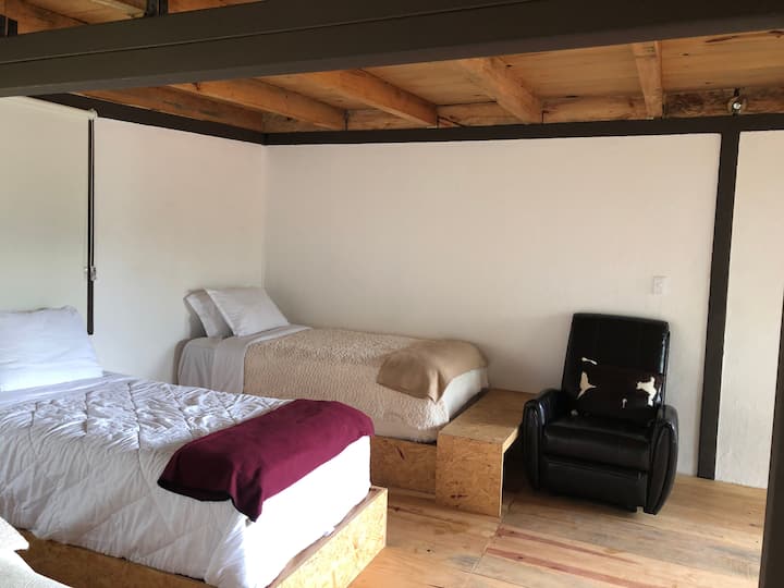 Jedan bračni krevet (180x200) i dva odvojena kreveta . S pamučnim plahtama i toplim jastucima 