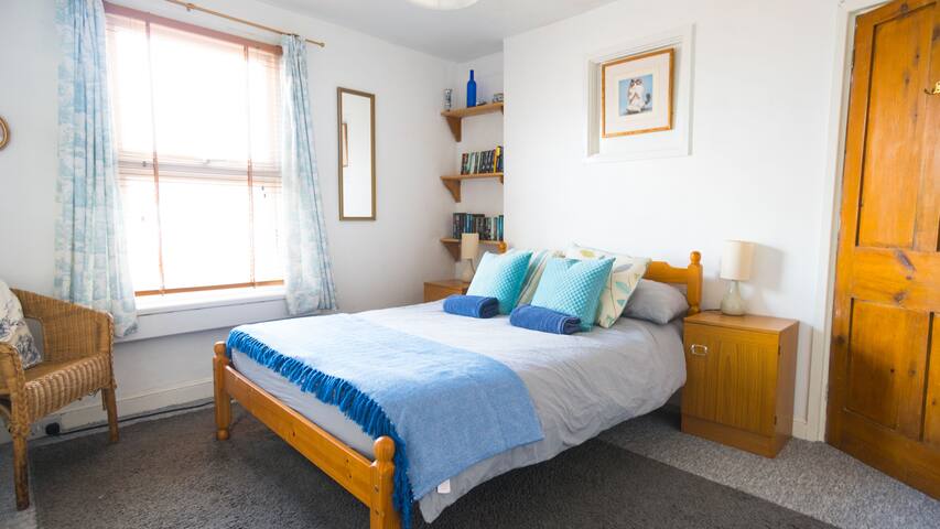 Quirky, bright Double Bedroom in Bath with parking