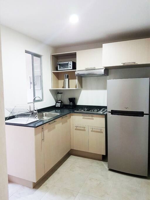 La cocina cuenta con microondas,licuadora,horno eléctrico,refrigerador,cafetera,batería de cocina completa