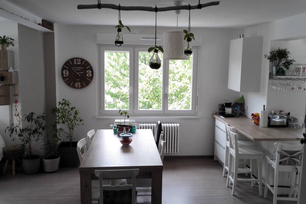 Salle à manger avec vue sur les arbres