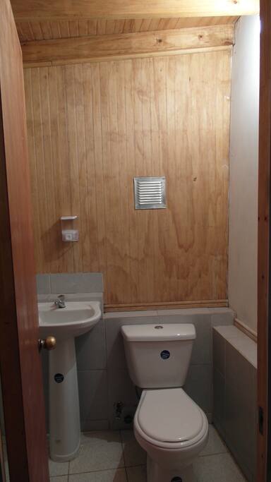 baño local comercial, al frente de la casa