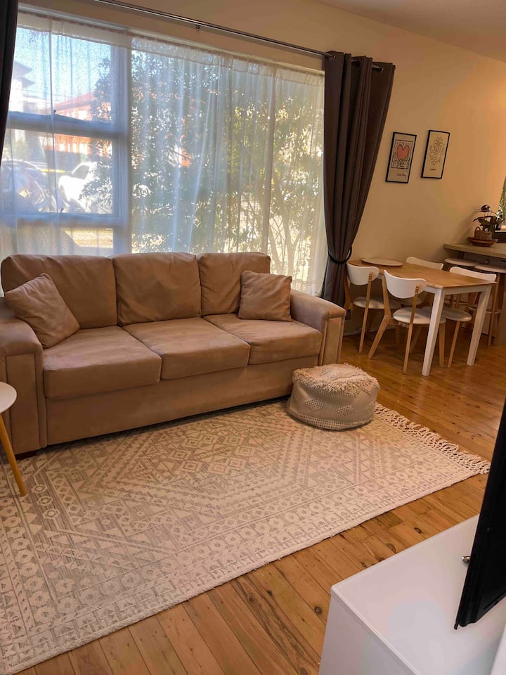 Beach apartment, 200m to Cronulla beach & shops