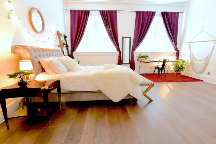 ★ Three Story Loft in the ❤ of Downtown ★