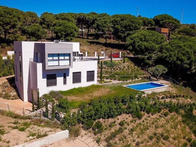 Gorgeous, private modern villa with sea view