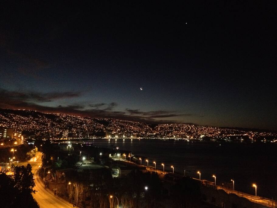 Vista nocturna hacia el Puerto de Valparaíso desde el balcón