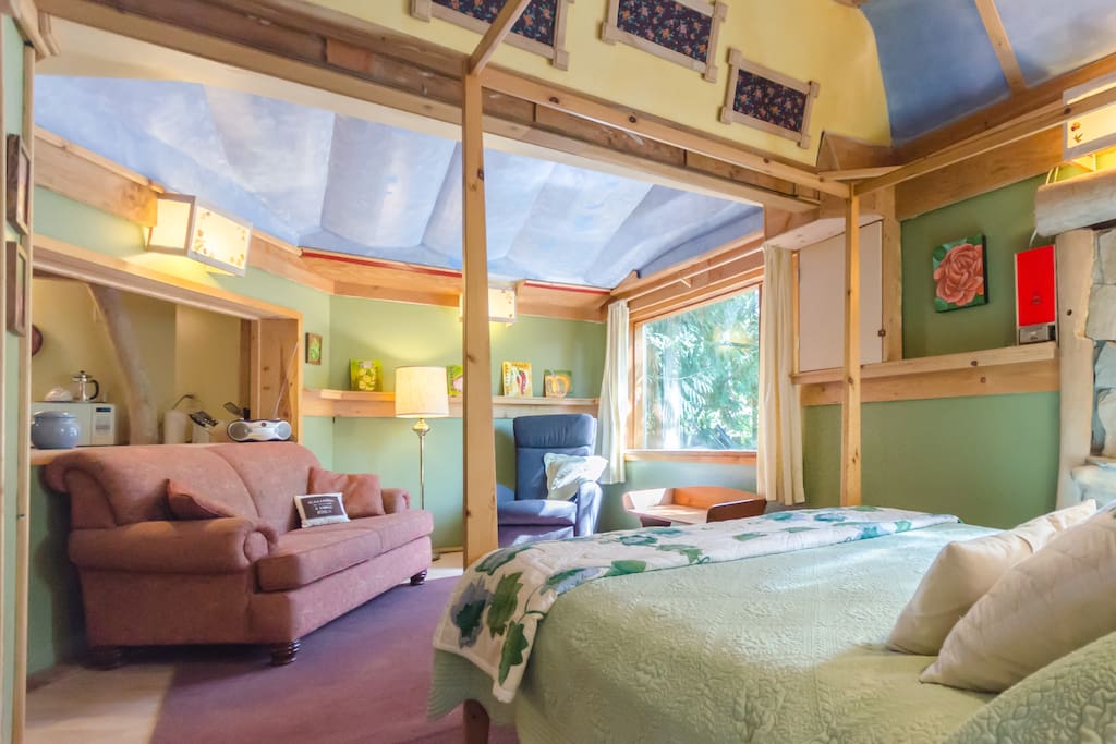Sitting room in the cabin.