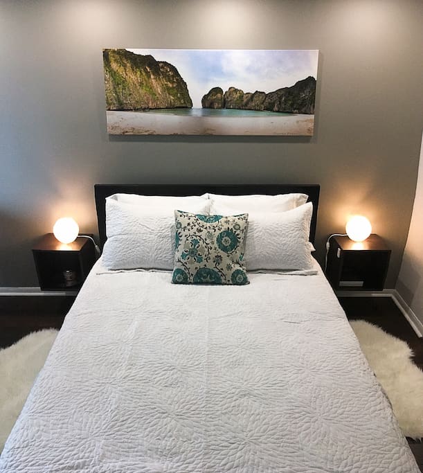 Main bedroom with a queen size bed
