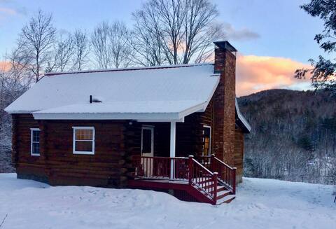 Log Cabin: Amazing Views, River Frontage, Hot Tub