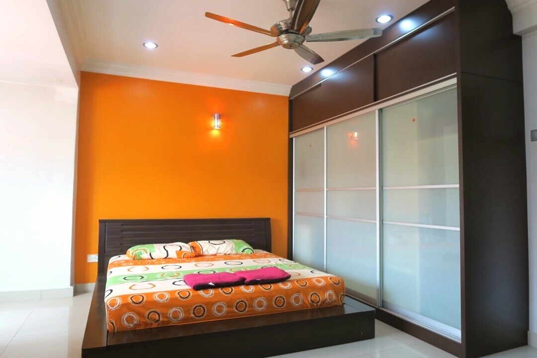 חדר השינה הראשי כולל מיטת קינג סייז אחת ו -4 מיטות יחיד נוספות. ואנחנו תמיד מוודאים שחדר השינה שלנו נקי לפני שאורחים חדשים נכנסים!