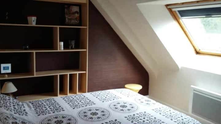 ห้องนอนที่สองบนชั้นสว่างพร้อมตู้เสื้อผ้าและชั้นวางของ 1 ตู้ (ไม่เห็นในรูป) เตียง 2 คน 140