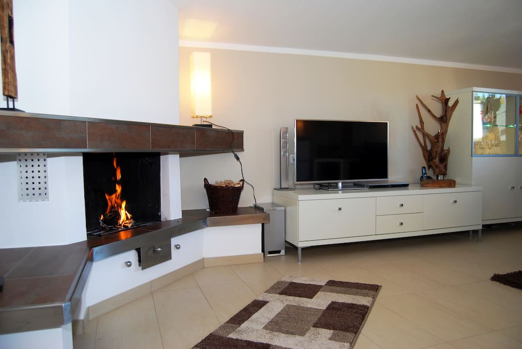 Wohnzimmer mit offenem Kamin, beleuchteter Anrichte, 3 D LED TV, CD,DVD, Bibliothek, Gesellschaftsspielen