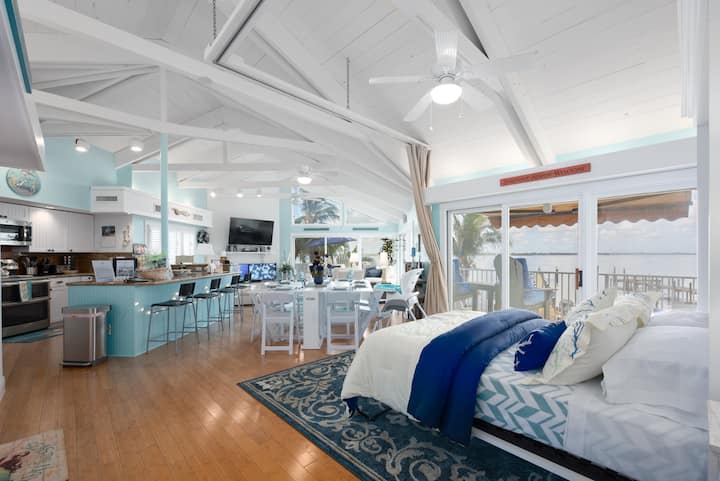 Spálňa č.5: Voliteľnú spálňu s manželskou posteľou Queen je možné nakonfigurovať v noci, oproti obývacej izbe + jedálni.  (Všimnite si záclony, ktoré je možné zatiahnuť v noci, aby ste získali súkromie.)