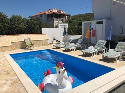 Pool Apt Lea, Great Sea Views from balcony